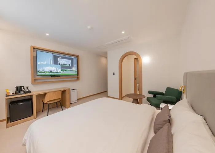 Hotel H-avenue Munhyeon *